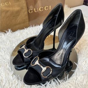 Beautiful barely worn open toe black Gucci heel with gold diamond horsebit.